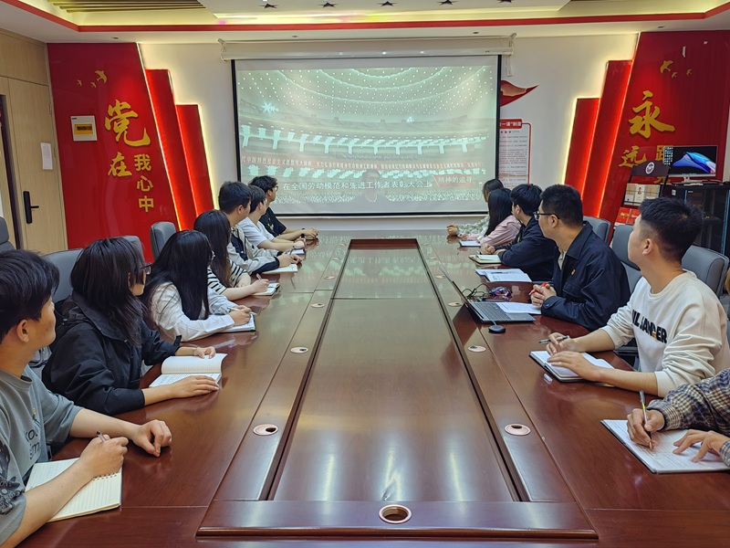 太阳成tyc7111cc员工第四党支部开展“弘扬工匠精神，致敬劳动模范”主题党课学习