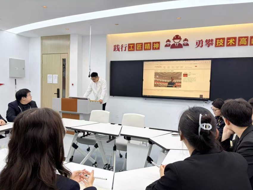太阳成tyc7111cc员工第四党支部开展“弘扬工匠精神，致敬劳动模范”活动
